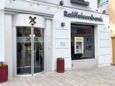 Modern Raiffeisenbank dış cephe ATM ve şehir caddesinde döner kapılı.