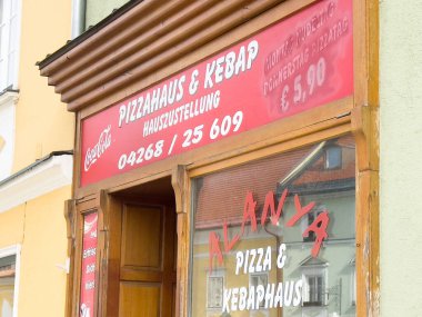 Sıcak pizzahaus ve kebap dükkânı menü detaylarıyla dolu..