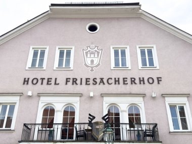 Tarihi otel friesacherhof cephede balkon ve mimari detaylar.
