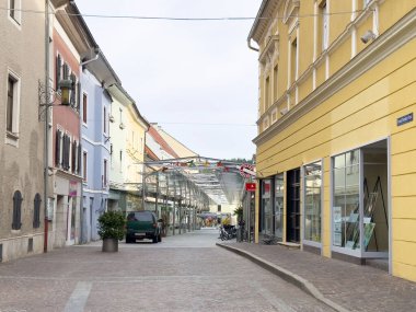 Hareketli binaları ve dükkanları olan sessiz Avrupa caddesi.