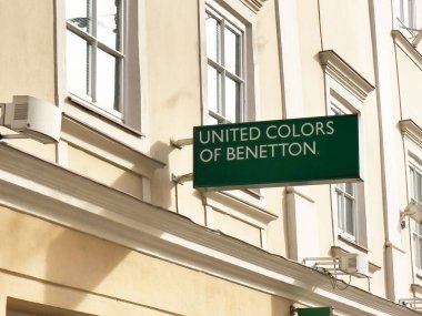 Bej bina dış tarafında Benetton mağaza vitrininin birleşik renkleri.