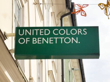 Benetton Mağazası 'nın birleşik renkleri dekoratif kelebeklerle dolu sokak tabelası..