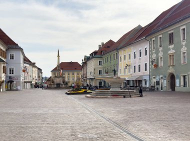 Renkli binalar ve merkez fıskiyeli tarihi Avrupa meydanı.