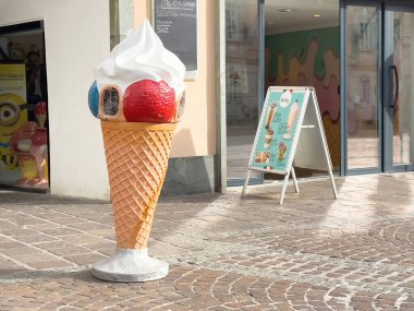 Bir dondurma dükkanının önünde dev bir dondurma külahı heykeli.