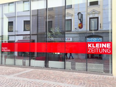 Graz 'daki Kleine Zeitung ofis binasının modern cam cephesinde yansımalar var..