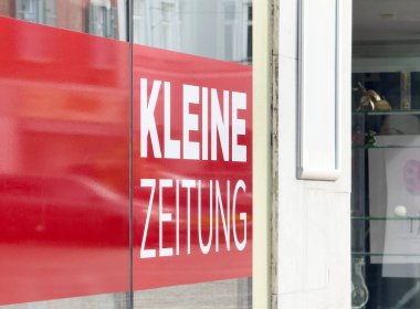 Dış binanın üzerine Kleine zeitung kırmızı tabelası.