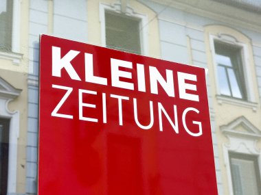 Kentsel mimari geçmişe karşı Kleine zeitung işareti.