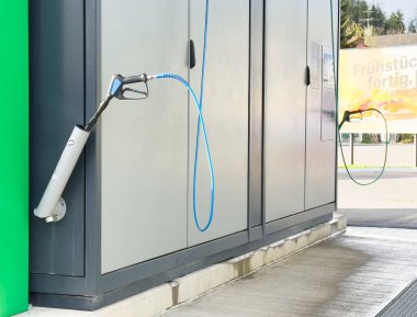 Dışarıdaki iki kabloyla elektrik şarj istasyonu..