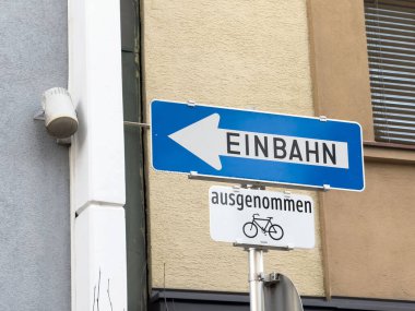 Einbahn sokak tabelası ve şehir ortamında bisiklet muafiyeti.