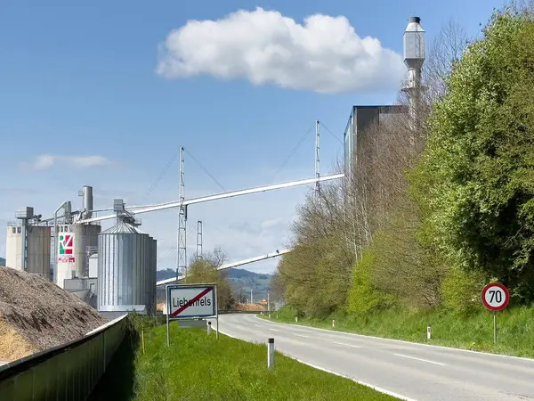 Liebenfels yakınlarında siloları ve yolu olan kırsal sanayi manzarası.