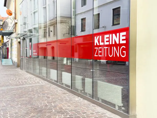 Kleine Zeitung ofis binasının modern cam cephesi..