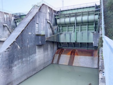 Rezervuarında endüstriyel vanalar olan büyük beton baraj..