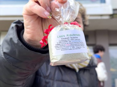 Kadın eli. Etiketli baharat kavanozu. Temas detayları ve malzemelerle birlikte..