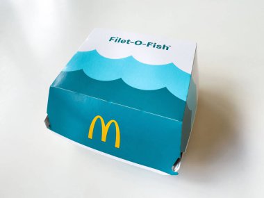 Beyaz zemin üzerinde sembolik McDonald 'ın damgası ve logosu olan fileto balık kutusu..