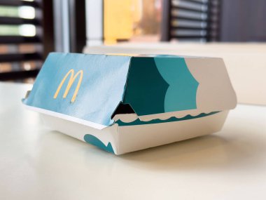McDonald 's burger kutusu güneşli bir restoranda, güneşli bir masada..