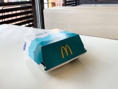 Restoran masasında McDonald 'ın fileto-balık kutusunu kapattım..