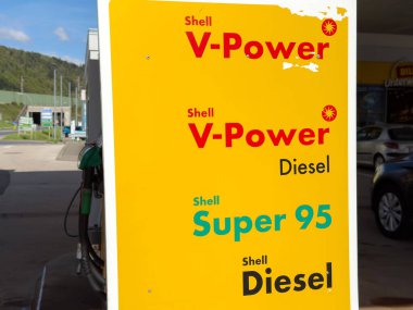V-power dizel ve süper 95 yakıt seçeneklerini gösteren deniz kabuğu benzin istasyonu tabelası..