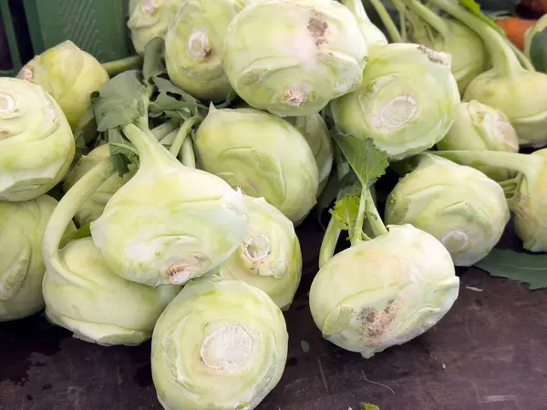 Taze yeşil kohlrabi yığını tezgahta..