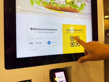 QR kodu ve ödeme seçenekleriyle fast food restoranındaki büfede dokunmatik ekran siparişi.
