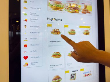 Hamburger seçeneklerini elle seçen fast food büfe sipariş menüsüne dokunun.