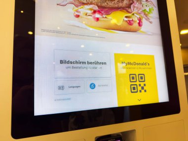 McDonald 'ın gösterim düzeni ve dil seçeneklerinde self-servis kiosk.