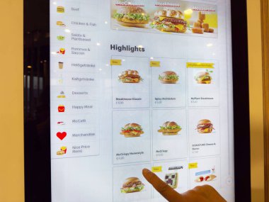 Menü seçeneklerini ve fiyatlarını gösteren fast food self-servis büfesinin kapanışı.