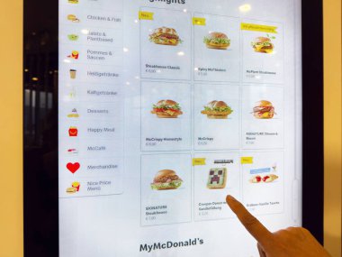 McDonald 's' da fast food seçeneklerini gösteren dijital menü tahtası.