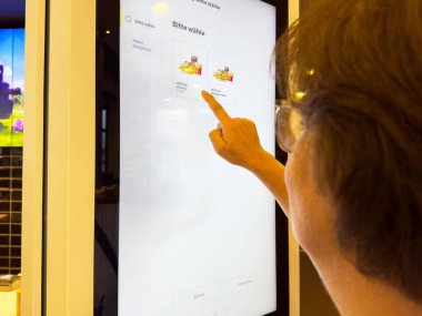 Beyaz kadın, fast food self servis büfesinden menü seçiyor..