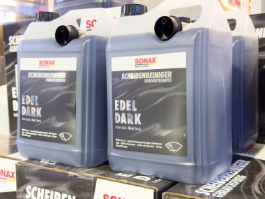 Sonaks ödemi, vitrin rafında koyu renk cam temizleyici kaplar..