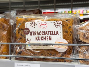 Süpermarket rafında paketlenmiş stracciatella kuchen.