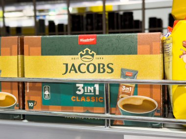 Jacobs 3 in 1 klasik kahve paketi süpermarket rafında.