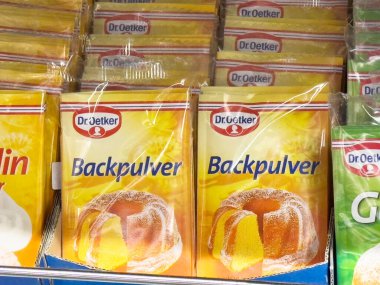 Dr. Oetker kabartma tozu paketleri rafta sergileniyor.