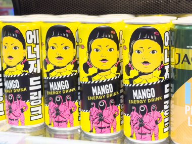 Renkli resimlerle dolu canlı mango enerji içecekleri sergileniyor..
