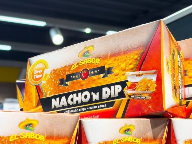El sabor nacho 'n dip chili nacho cipsleri süpermarkette paketleme.