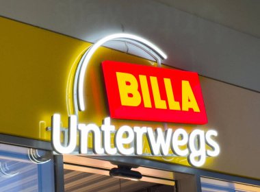 Billa unterwegs işareti sarı ve beyaz mağaza vitrininde aydınlatılmıştır..