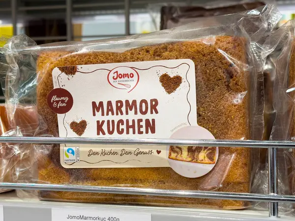 Rafta kalp tasarımı olan paketlenmiş mermer pasta..