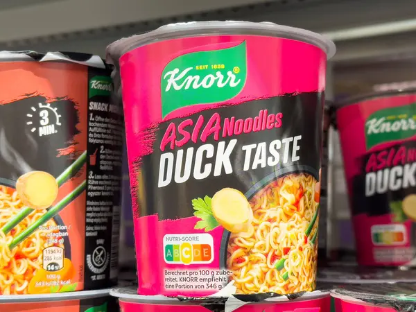 Ördek aromalı ve besin skorlu Asya eriştesi bardağı..