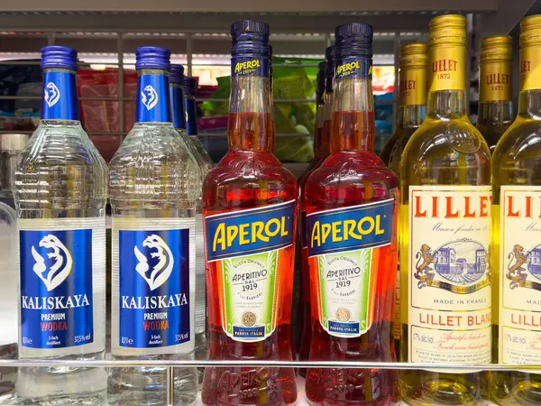 Vitrinde votka ve aperatiflerle çeşitli alkol şişeleri var..