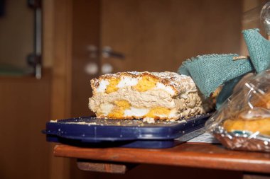 Lezzetli tiramisu tatlı dilimi masada pudra şekerli.