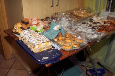 Masada kek ve kurabiyelerle çeşitli hamur işleri ve tatlılar.