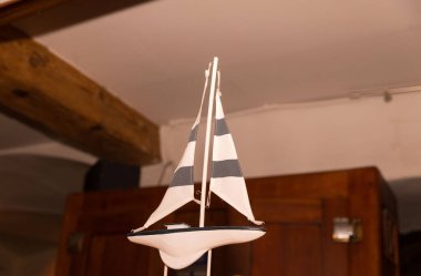 Çizgili yelkenli model yelkenli, ahşap rafta, kapalı alanda..
