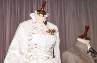 Zarif beyaz dantelli gelinlik ve şık kahverengi takım elbise..