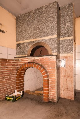 Kır mutfağında tuğla ve taş pizza fırını..