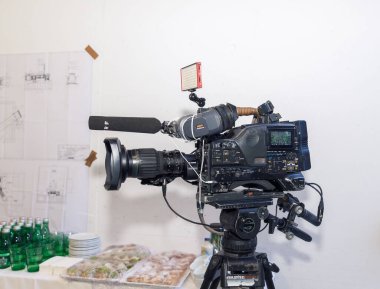 Film stüdyosunda üç ayaklı profesyonel video kamera..