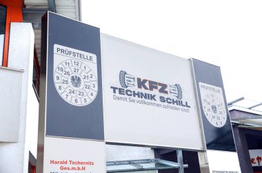 Kfz Technik schill oto tamirhanesi işareti ve Almanca teftiş amblemi..