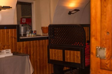Ahşap dekorlu ve monte edilmiş vantilatörlü samimi bir köy restoranı..