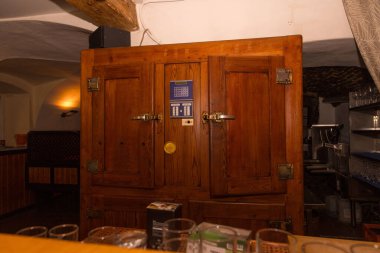 Kırsal bar ortamında klasik ahşap buzdolabı..