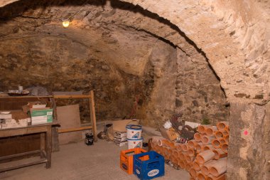 Kırsal alanda inşaat malzemeleri ve aletleri olan eski taş bodrum katı..