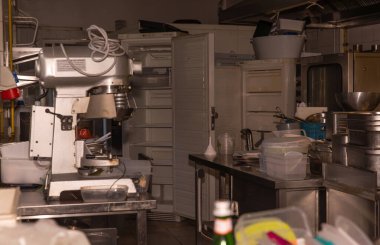 Ticari mutfak. Endüstriyel karıştırıcı ve açık buzdolabı..