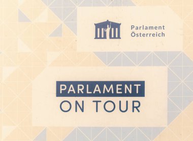 Parlamento geometrik tasarımı ile turne austria tabelasında.